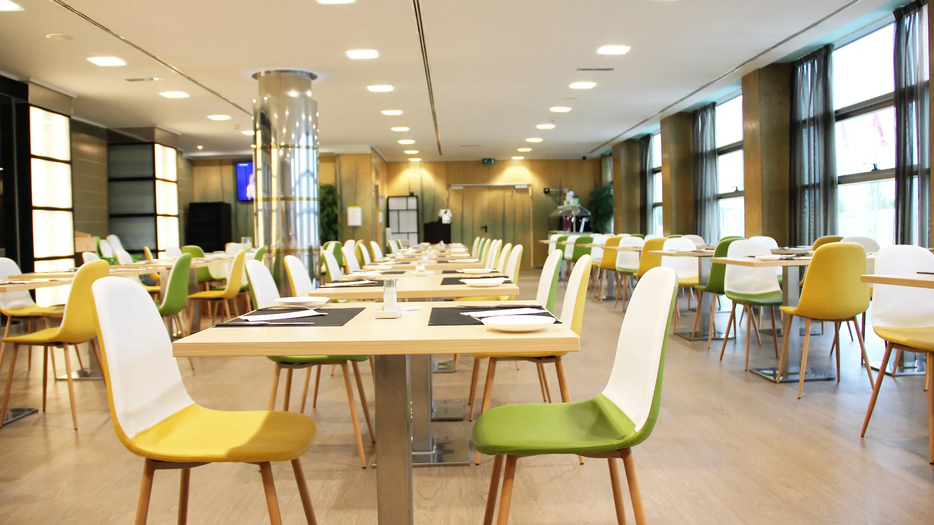 Hotel Crowne Plaza Madrid Airport 4*,