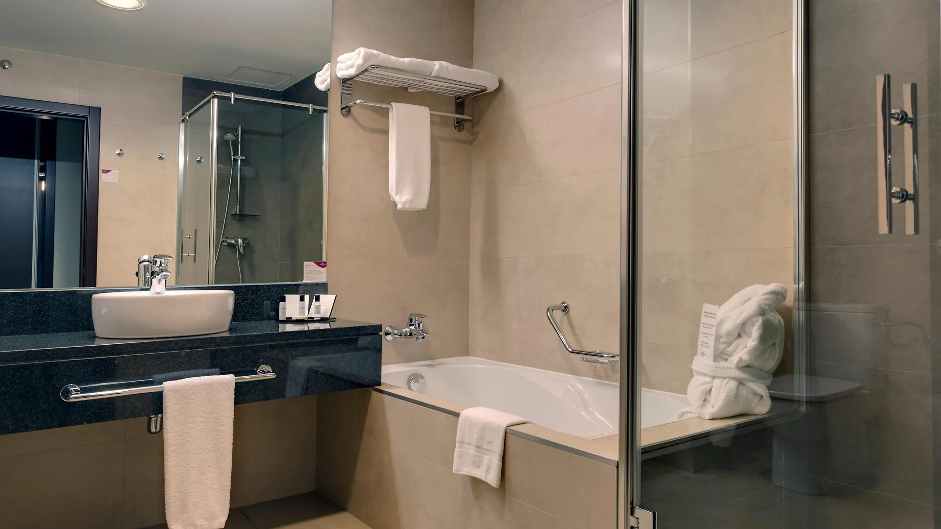****  Hotel Crowne Plaza Madrid Airport İspanya